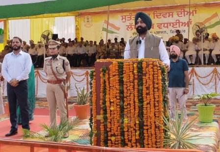 Laljit Bhullar hoists tricolour in Ferozepur on Independence Day
