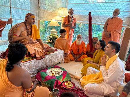 राघव चड्ढा और परिणीति चोपड़ा को जगद्गुरु शंकराचार्य का आशीर्वाद मिला