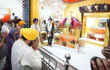 CM PAYS OBEISANCE AT TAKHT SRI KESGARH SAHIB